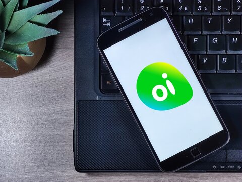 operator Oi logo on the smartphone screen. Oi previously known as Telemar, is a telecommunications services concessionaire in Brazil.
