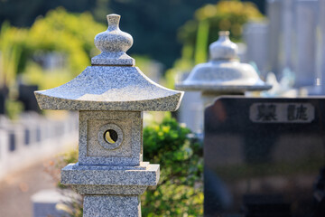 日本の墓地の石灯籠