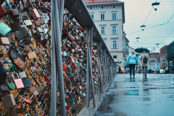 Obraz premium Graz locks on the bridge