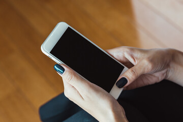 スマートフォンを使う女性の手元