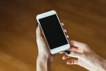 スマートフォンを使う女性の手元
