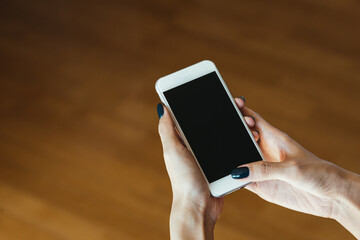 スマートフォンを使う女性の手元