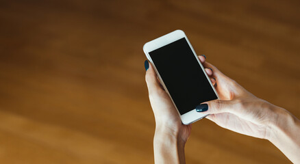 スマートフォンを使う女性の手元