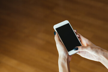 スマートフォンを使う女性の手元