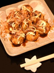 皿に載せたタコ焼き、たこ焼き