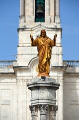 Fototapeta na wymiar Monumento al Sagrado Corazón de Jesús frente a la Basílica de Nuestra Señora del Rosario de Fátima, Portugal