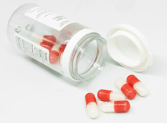 Fototapeta Butelka z rozsypanymi pigułkami leków obraz