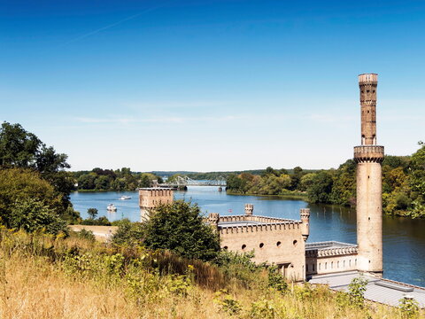 Berlin Brandenburg und Potsdam. Dampfmaschinenhaus und Glienicker Br&uuml;cke am Ufer zwischen Griebnitzsee und Glienicker Lake