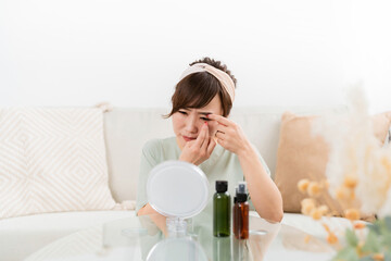 家でコンタクトレンズをつける女性（痛い・困る）
