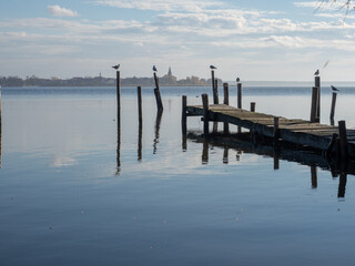 Fototapeta premium Steg an der Ostsee in Altwarp mit Nowe Warpno im Hintergrund