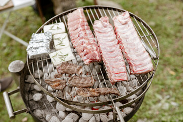 Fleisch und Grillkäse am Grill