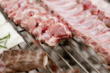 Rohes Fleisch am Grill