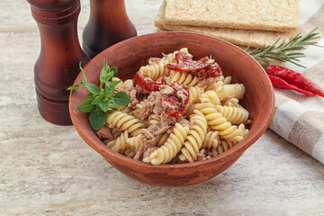 Pasta with tuna and tomato