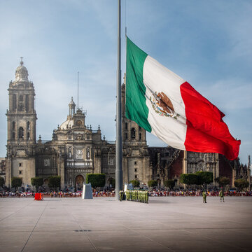Bandera de México en el zócalo de la ciudad.