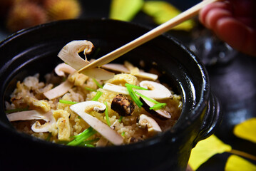 秋の味覚の王様　松茸の土鍋ご飯