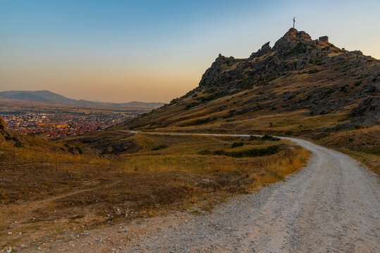 Prilep Macedonia wejście na Marko's Towers  Markovi Kuli . Widok na drogę i krzyż