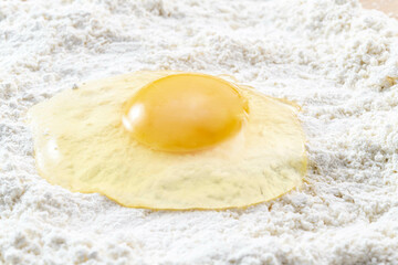 新鮮な卵と小麦粉で調理