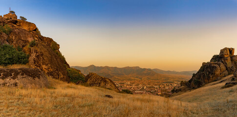 Macedonia Prilep droga na Marko's Towers Markovi Kuli klasztor,  widok, panorama na miasto Prilep o zachodzie słońca
