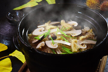 松茸の土鍋ご飯　炊きたてで湯気と香りがたちあがる