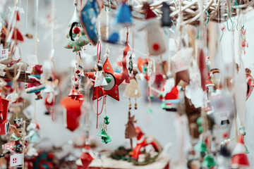 Decorazioni di natale contenenti i simboli più importanti del natale, come i pupazzi di neve, babbo natale e angeli