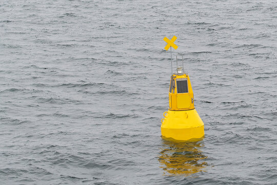 Gelbe Tonne als Sonderzeichen in der Seefahrt