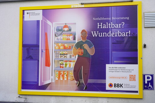 Gro&szlig;es Plakat vom Bundesamt f&uuml;r Bev&ouml;lkerungsschutz und Katastrophenhilfe (BBK) zum Notfallthema "Bevorratung" in Deutschland, Berlin, 16.09.2022