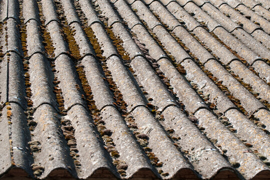 Eternit jest już coraz rzadziej widoczny na polskich domach.