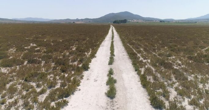 Vuelo rasante sobre carretera en laguna seca en el desierto