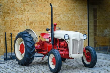 Gordijnen red tractor in the farm © lisa gray