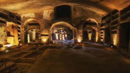 Photo sur Plexiglas Naples Tunnels of catacombs underground with burial holes