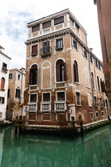 Fototapeta na wymiar Alleinstehendes Haus in Venedig
