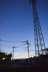 川から見える鉄塔と暮れゆく夏の青空