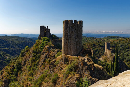 Les ch&acirc;teaux de Lastours sont quatre anciens ch&acirc;teaux forts dits cathares des XIIᵉ et XIIIᵉ si&egrave;cles, en ruines, dont les vestiges se dressent sur la commune fran&ccedil;aise de Lastours dans l'Aude.
