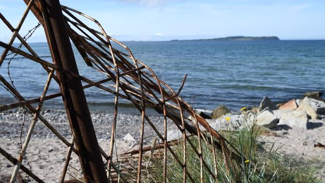 Alter Metallzaun an der Ostseek&uuml;ste bei Dranske, Insel R&uuml;gen, Deutschland