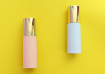 Envases de plastico para crema corporal o facial en color rosa y azul claro con tapa dorada. 