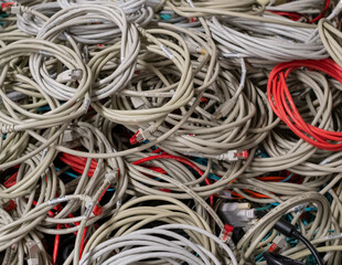 Im Rechenzentrum sind alte Netzwerkkabel und Stromkabel in einer Gitterbox zur Entsorgung gelagert