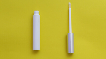 Rimel para ojos en color blanco con tapa color gris plata.