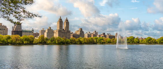 Panorama with Eldorado building and reservoir with fountain in Central Park in midtown Manhattan in New York City upper west side - obrazy, fototapety, plakaty