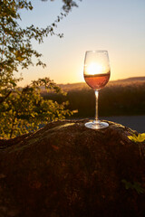 Weinglas im Sonnenuntergang 
