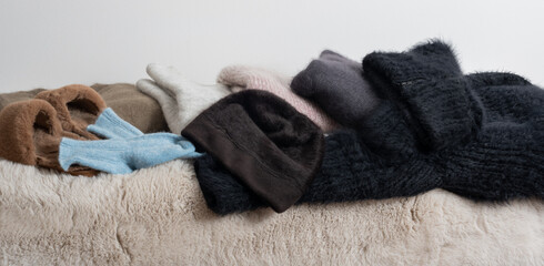 Warme Accessoire Winter Pullover, Socken, Mütze und Fell Hausschuhe für die kalte Winterzeit