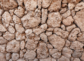 vista ravvicinata delle pietre rosate di un muro