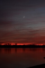 Fototapeta premium Lune dans le ciel en feu