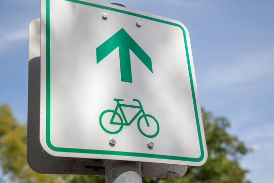 Hinweisschild auf Fahrradweg