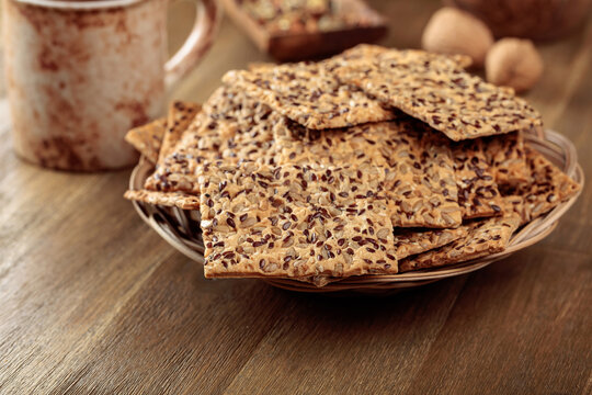 Crispy crackers with sunflower seeds and flax seeds.
