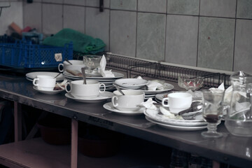 Lots of dirty dishes, after co-op or banquets. The concept of dirty cuisine in the restaurant.