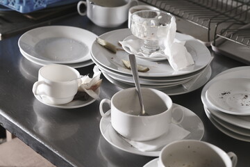 Lots of dirty dishes, after co-op or banquets. The concept of dirty cuisine in the restaurant.