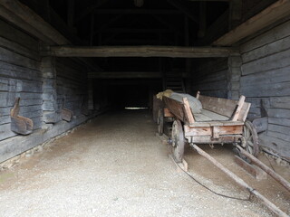Fototapeta na wymiar old farm barn with a wooden wagon