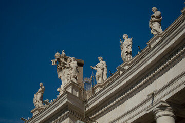 posągi przy bazylice św. piotra w Rzymie