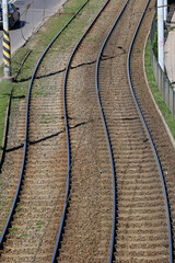 Tor kolejowy dla pociągów. Infrastruktura drogowa.