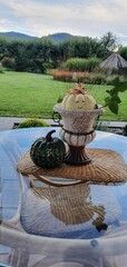 Jesienna dekoracja na stole , taras w ogrodzie jesienią